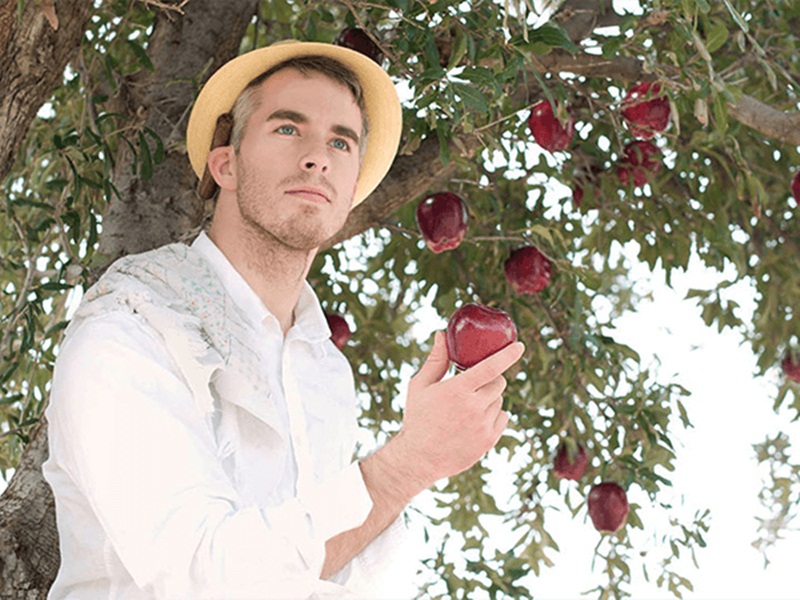 رجل يضع اروع الصور على فيس بوك!